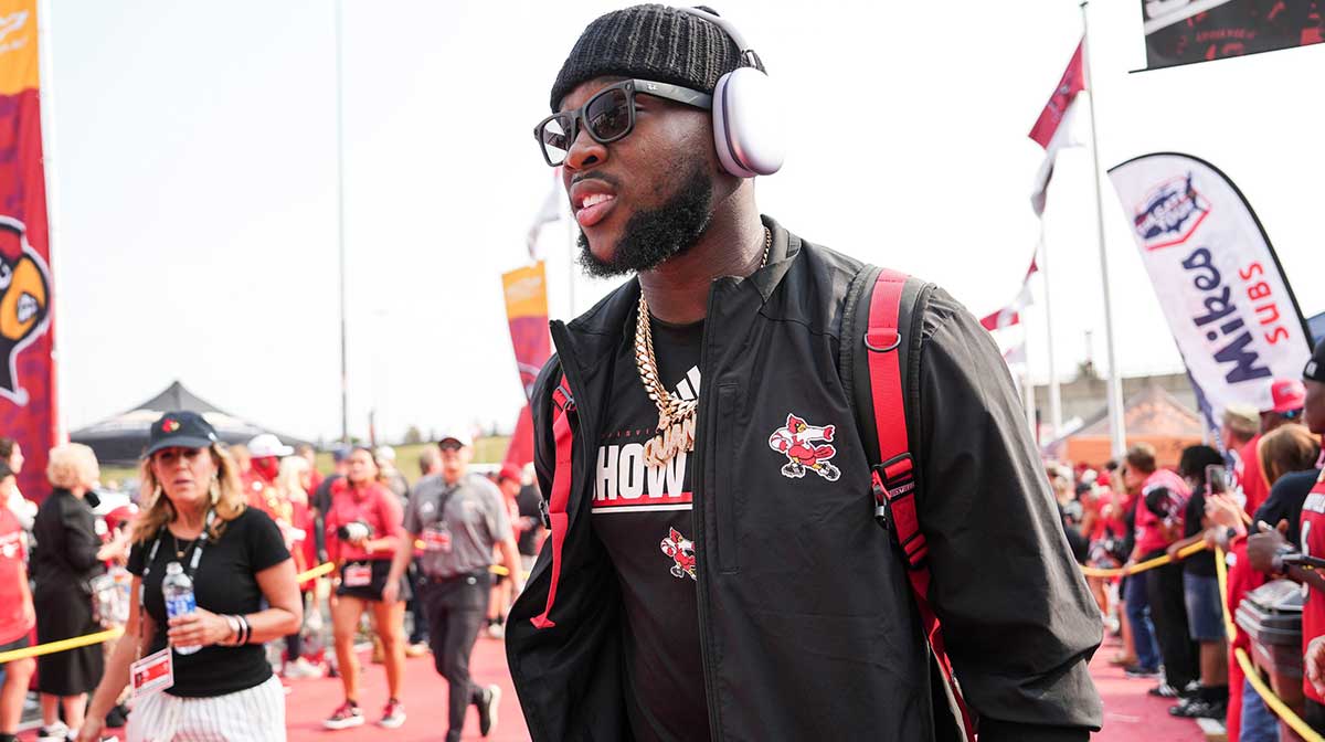 Louisville Cardinals linebacker Stanquan Clark (6) before the Louisville-James Madison college football game.