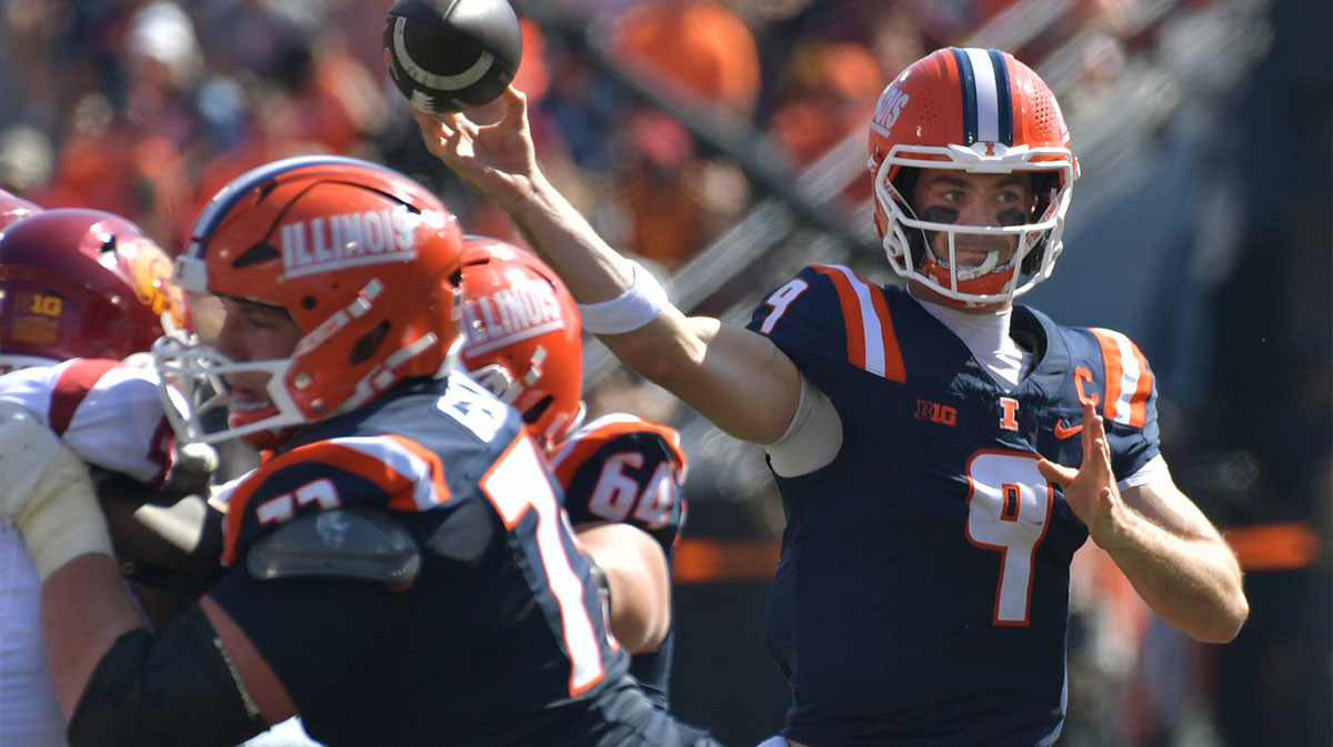 Illinois Fighting Illini quarterback Luke Altmyer (9) passes the ball during the second half against the Southern California Trojans at Memorial Stadium.
