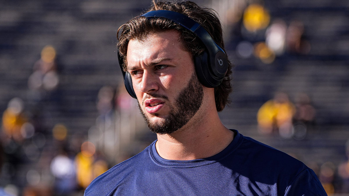Michigan tight end Marlin Klein (17) warms up ahead of the New Mexico game at Michigan Stadium in Ann Arbor