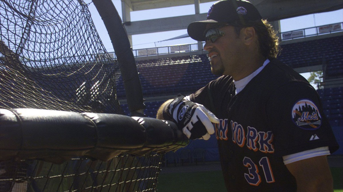 Mets catcher Mike Piazza waits for batting practice before a Spring Training game against the Florida Marlins in Port St. Lucie, Florida Tuesday March 6, 2001. © Tanya Breen/Asbury Park Press / USA TODAY NETWORK via Imagn Images