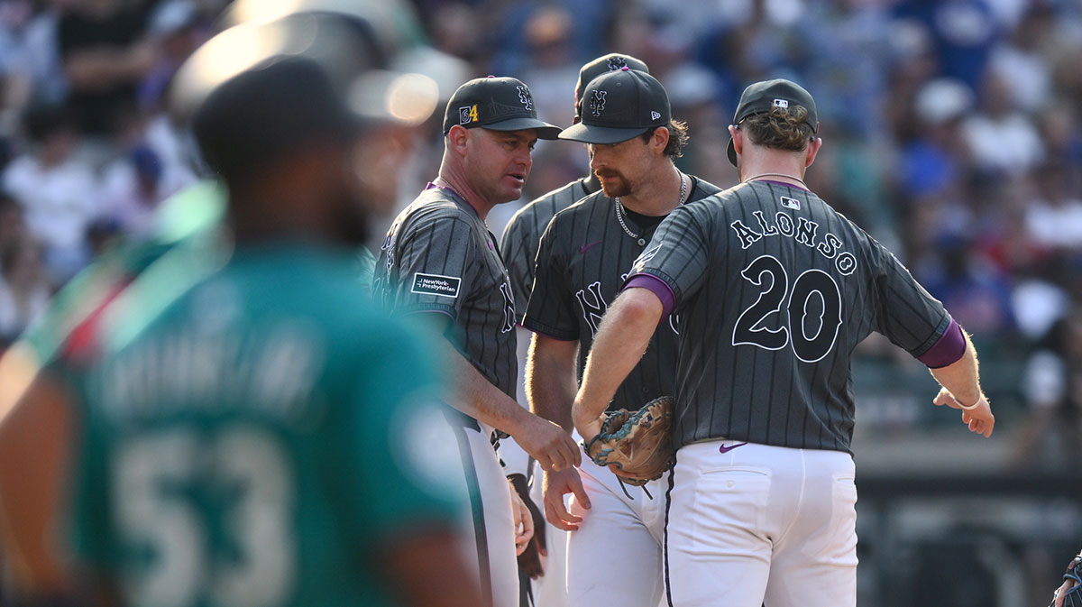 New York Mets pitcher Nolan McLean (26) reacts after being replaced by pitcher Gregory Soto (not pictured) during the sixth inning against the Seattle Mariners at Citi Field. Mandatory Credit: John Jones-Imagn Images