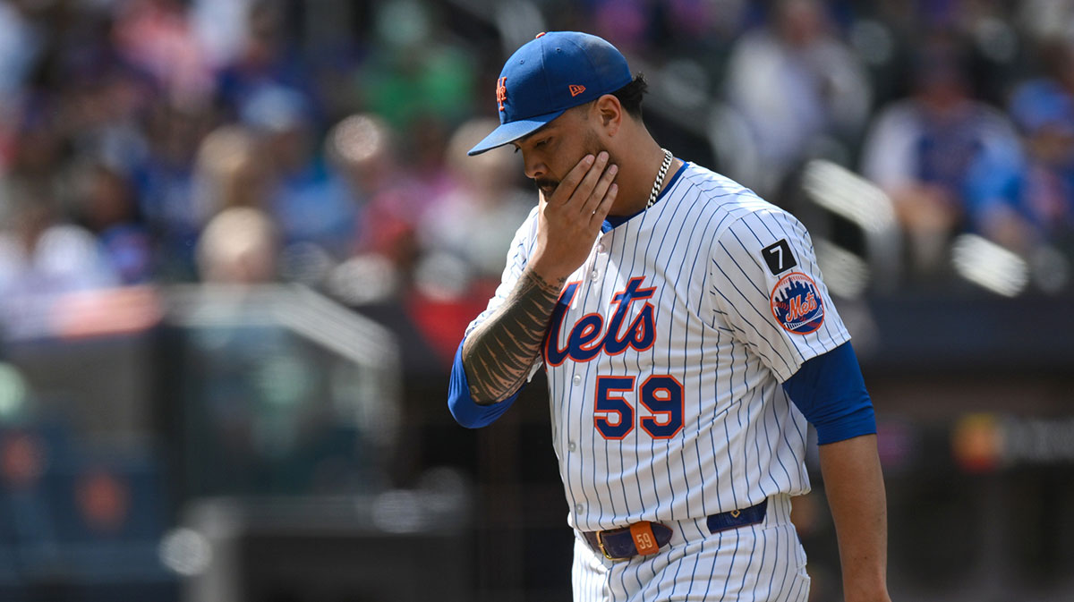 New York Mets pitcher Sean Manaea (21) reacts as he exits the game against the Washington Nationals during the fourth inning at Citi Field. Mandatory Credit: John Jones-Imagn Images