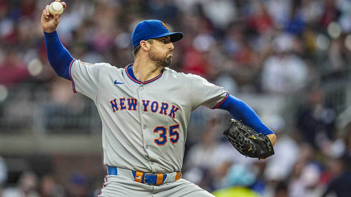 New York Mets starting pitcher Clay Holmes (35) pitches against the Atlanta Braves during the first inning at Truist Park.
