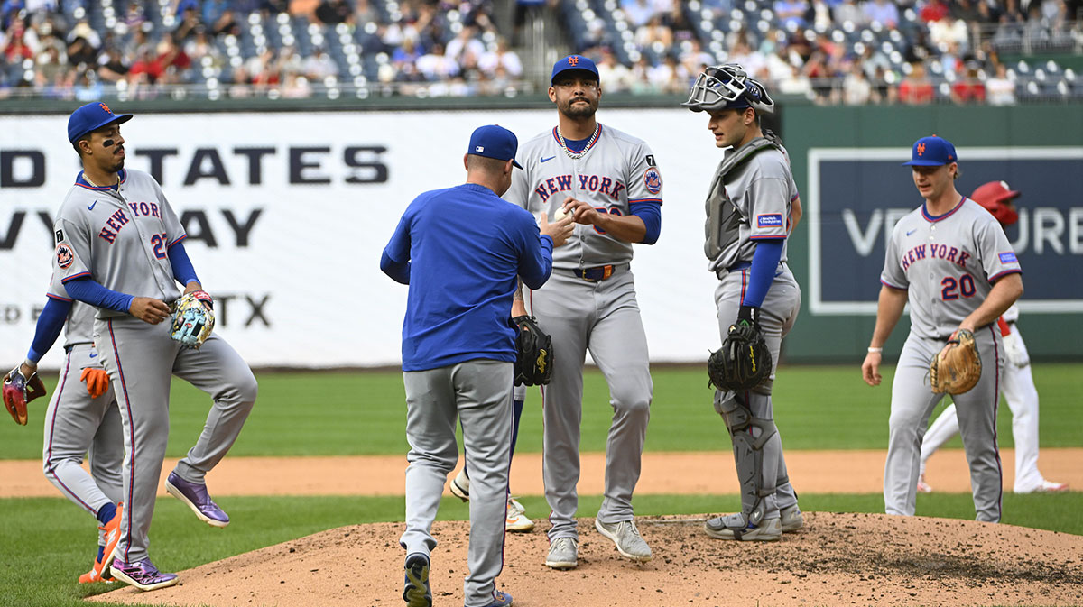 Mets starting pitcher Sean Manaea (59) is removed