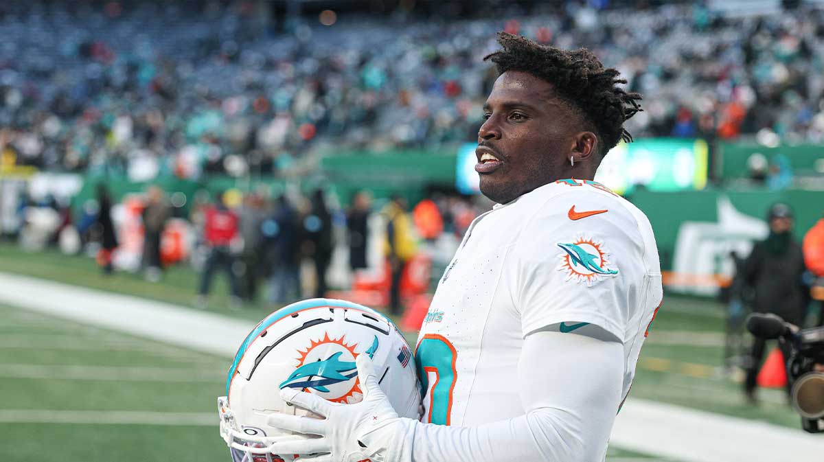 Miami Dolphins wide receiver Tyreek Hill (10) on the field before the game against the New York Jets at MetLife Stadium.