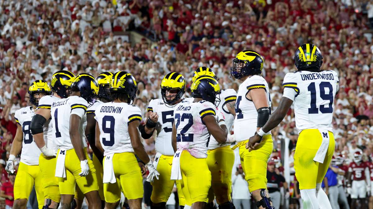 The Michigan Wolverines during the game against the Oklahoma Sooners at Gaylord Family-Oklahoma Memorial Stadium.