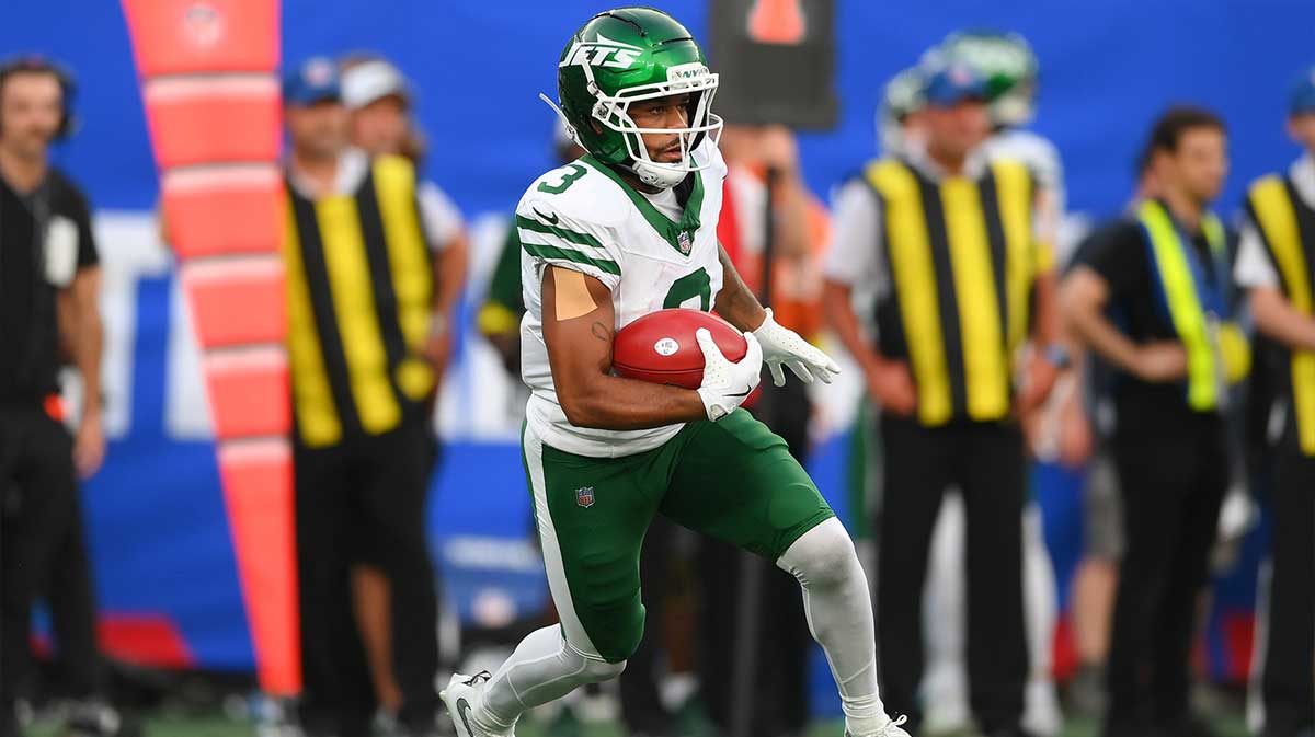 New York Jets wide receiver Xavier Gipson (3) returns a kick off against the New York Giants during the first half at MetLife Stadium.