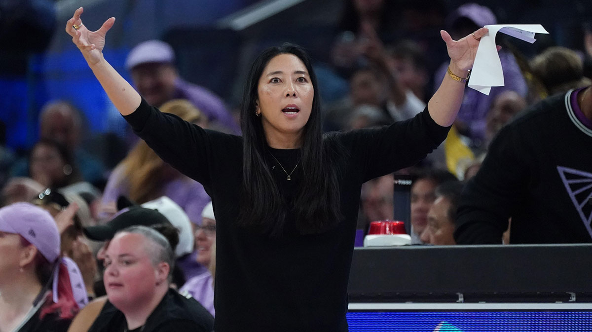 Golden State Valkyries head coach Natalie Nakase signals to her team in the second quarter against the Minnesota Lynx at Chase Center.