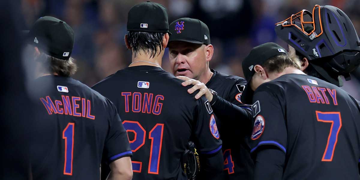 New York Mets manager Carlos Mendoza (64) takes starting pitcher Jonah Tong (21) out of the game against the Texas Rangers during a pitching change during the first inning at Citi Field.