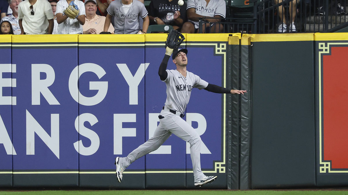 New York Yankees right fielder Cody Bellinger (35) makes a catch on a fly ball during the second inning against the Houston Astros at Daikin Park.