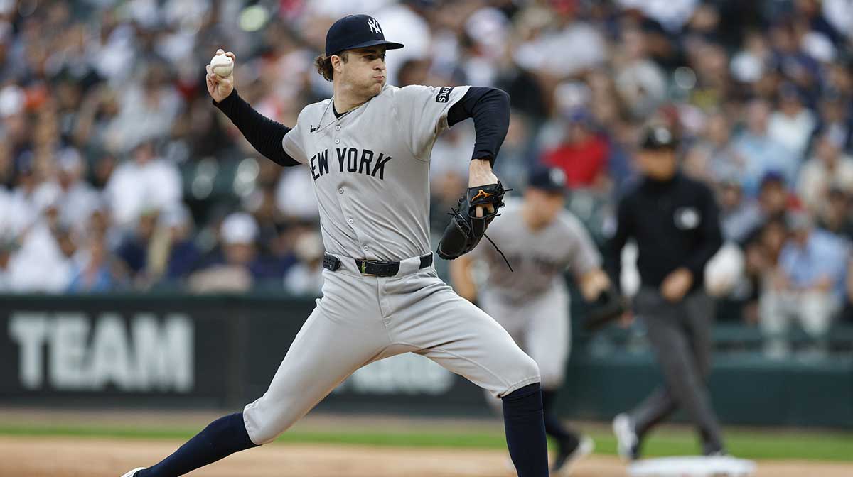 New York Yankees starting pitcher Cam Schlittler (31) delivers a pitch against the Chicago White Sox during the first inning at Rate Field.