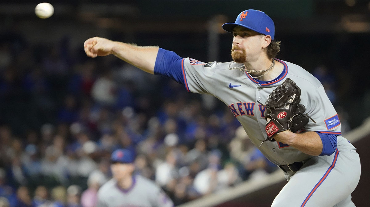 New York Mets pitcher Nolan McLean (26) throws the ball against the Chicago Cubs during the first inning at Wrigley Field. Mandatory Credit: David Banks-Imagn Images
