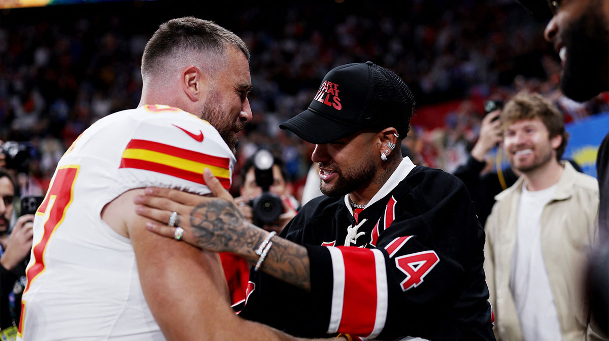 Kansas City Chiefs tight end Travis Kelce (87) with Neymar before a NFL game against the Los Angeles Chargers at Corinthians Arena.