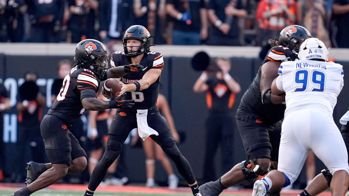 Oklahoma State quarterback Zane Flores (6) hands off to Oklahoma State running back Rodney Fields Jr. (20) in the first quarter during an NCAA football game between Oklahoma State (OSU) and Tulsa at Boone Pickens Stadium in Stillwater, Okla., on Friday, Sept. 19, 2025.