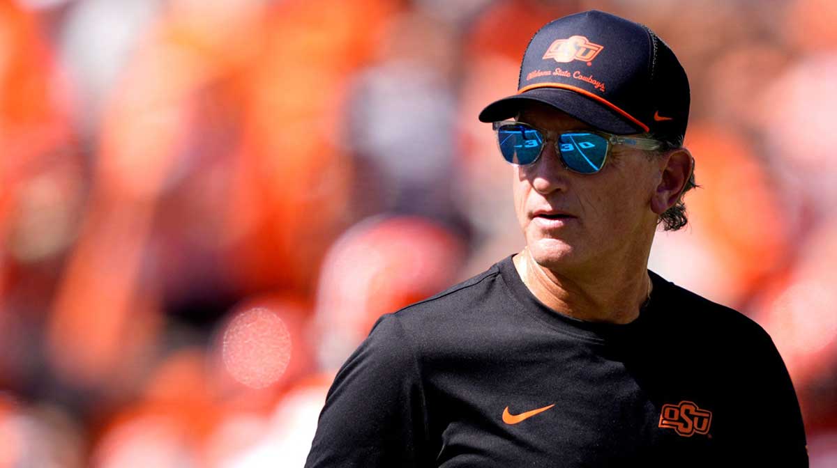 Oklahoma State Interim Head Coach/Offensive Coordinator Doug Meacham talks to players before the college football game between the Oklahoma State Cowboys and the Baylor Bears.