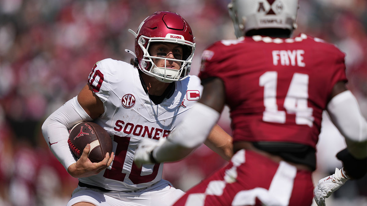 Oklahoma Sooners quarterback John Mateer (10) rushes against the Temple Owls in the first half at Lincoln Financial Field. 