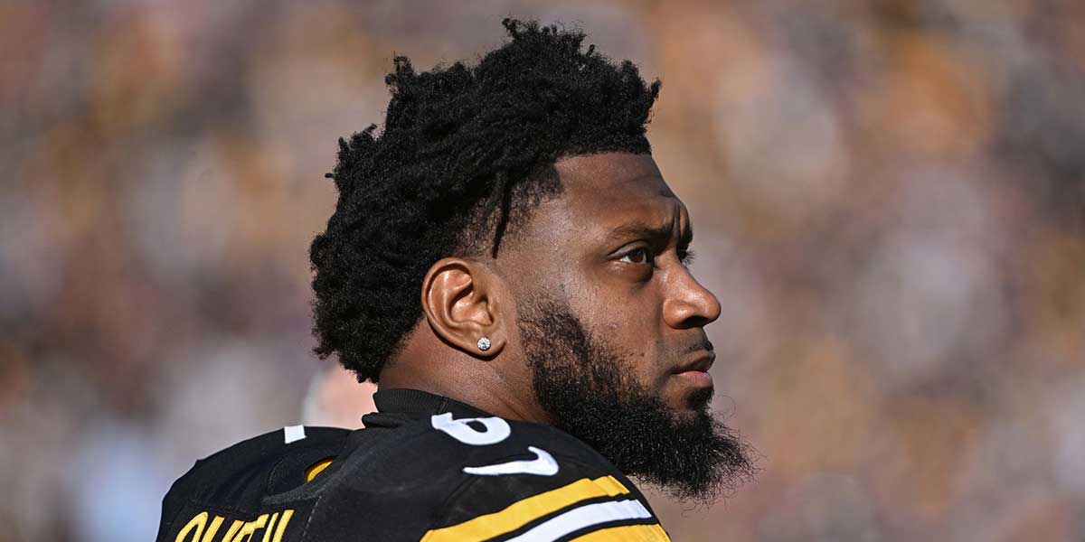 Pittsburgh Steelers linebacker Patrick Queen (6) looks at the scoreboard during a game against the Cleveland Browns at Acrisure Stadium.