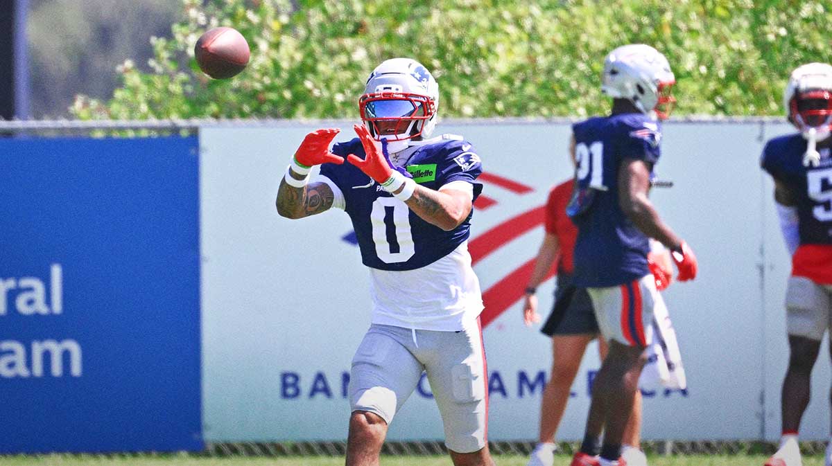 New England Patriots cornerback Christian Gonzalez (0) does a drill during training camp at Gillette Stadium.