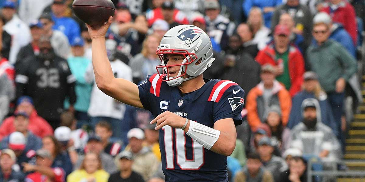 Patriots quarterback Drake Maye (10) passes the ball against the Las Vegas Raiders during the first half at Gillette Stadium