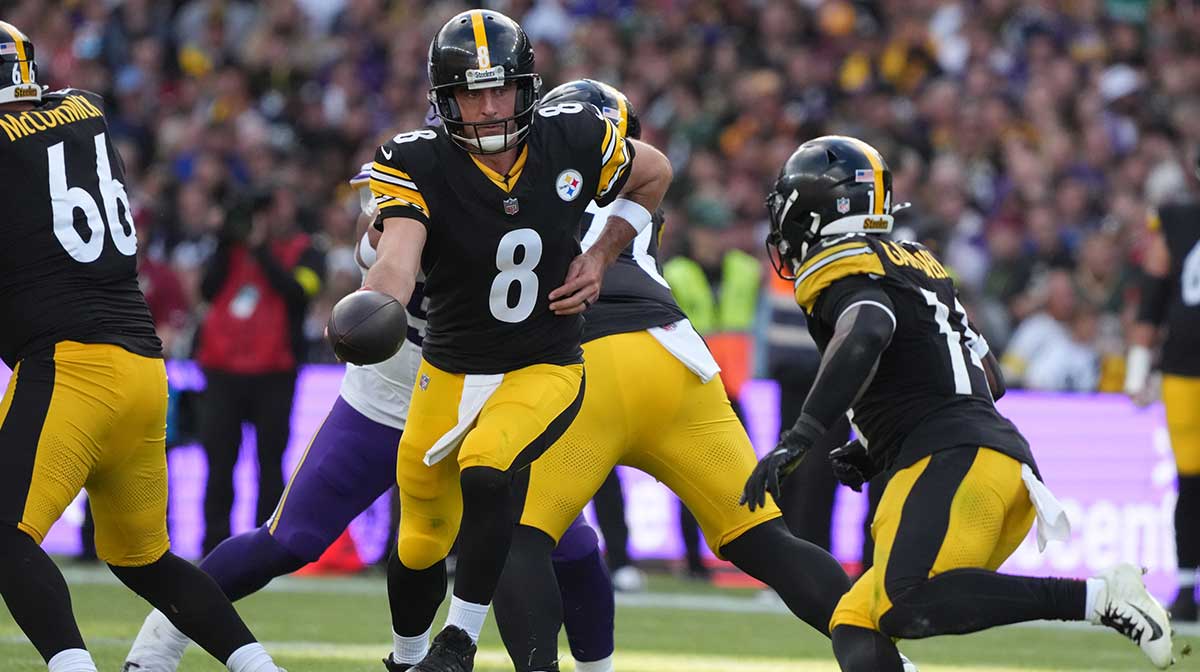 Pittsburgh Steelers quarterback Aaron Rodgers (8) hands a pass off to running back Kenneth Gainwell (14) during the fourth quarter against the Minnesota Vikings during an NFL International Series game at Croke Park.