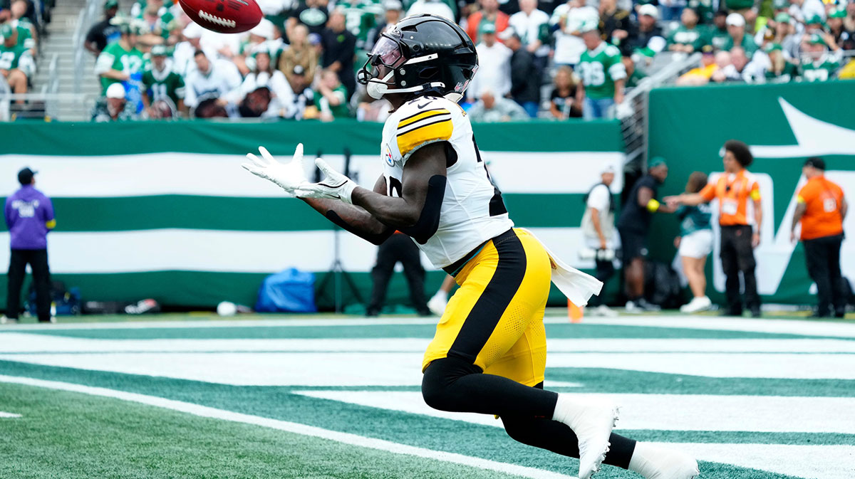 Pittsburgh Steelers running back Kaleb Johnson (20) gets ready to catch the Jets punt and run the ball, Sunday, September 7, 2025, in East Rutherford.