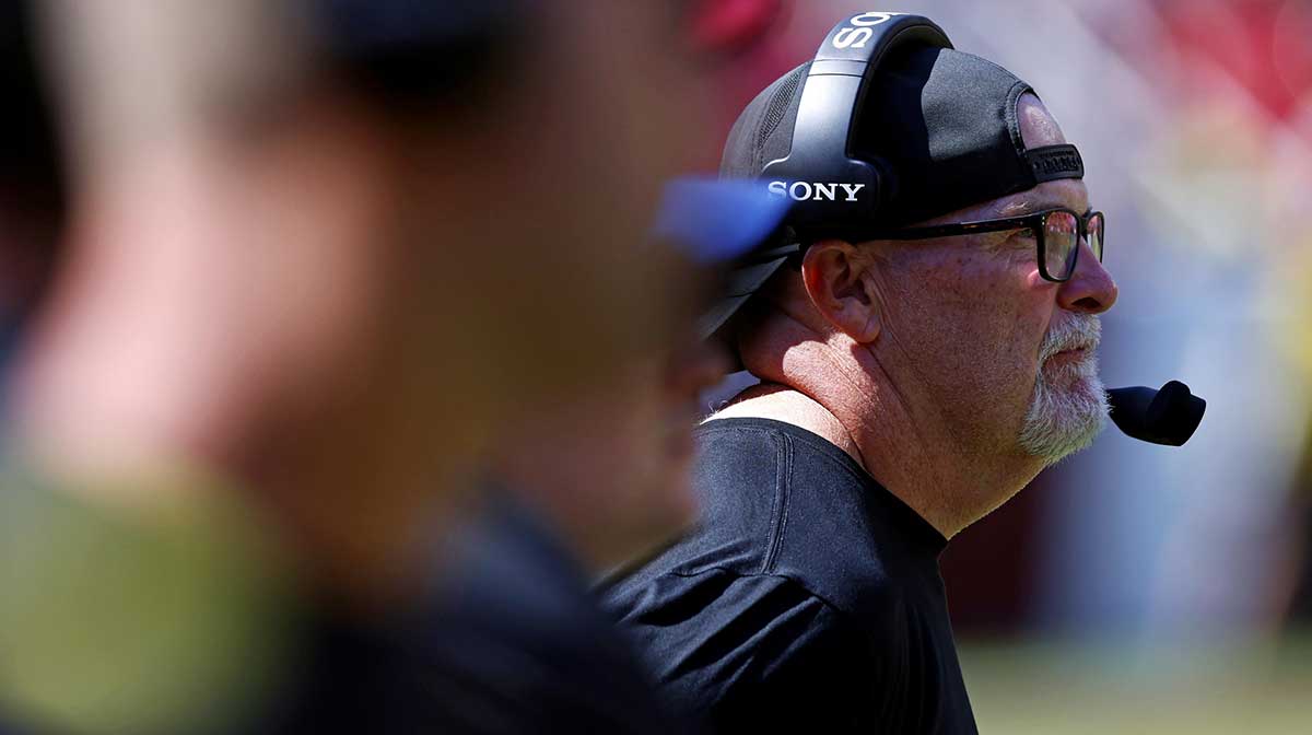 Washington Commanders head coach Dan Quinn looks on from the sidelines during the fourth quarter against the Baltimore Ravens at Northwest Stadium.