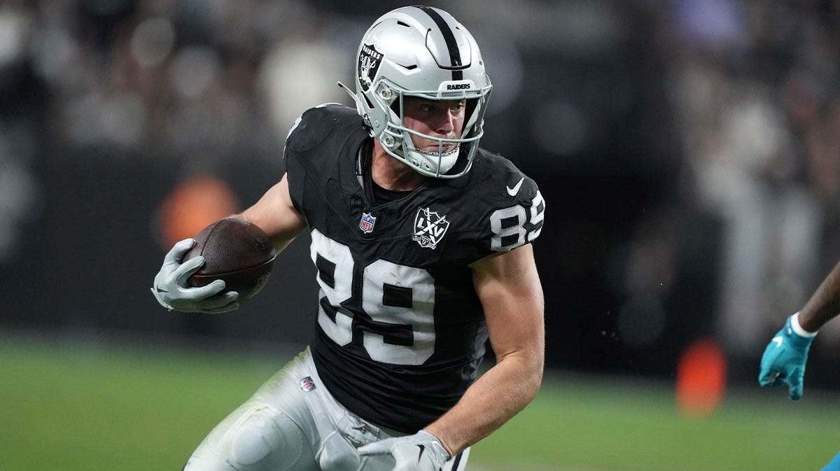Las Vegas Raiders tight end Brock Bowers (89) carries the ball against the Jacksonville Jaguars in the second half at Allegiant Stadium.