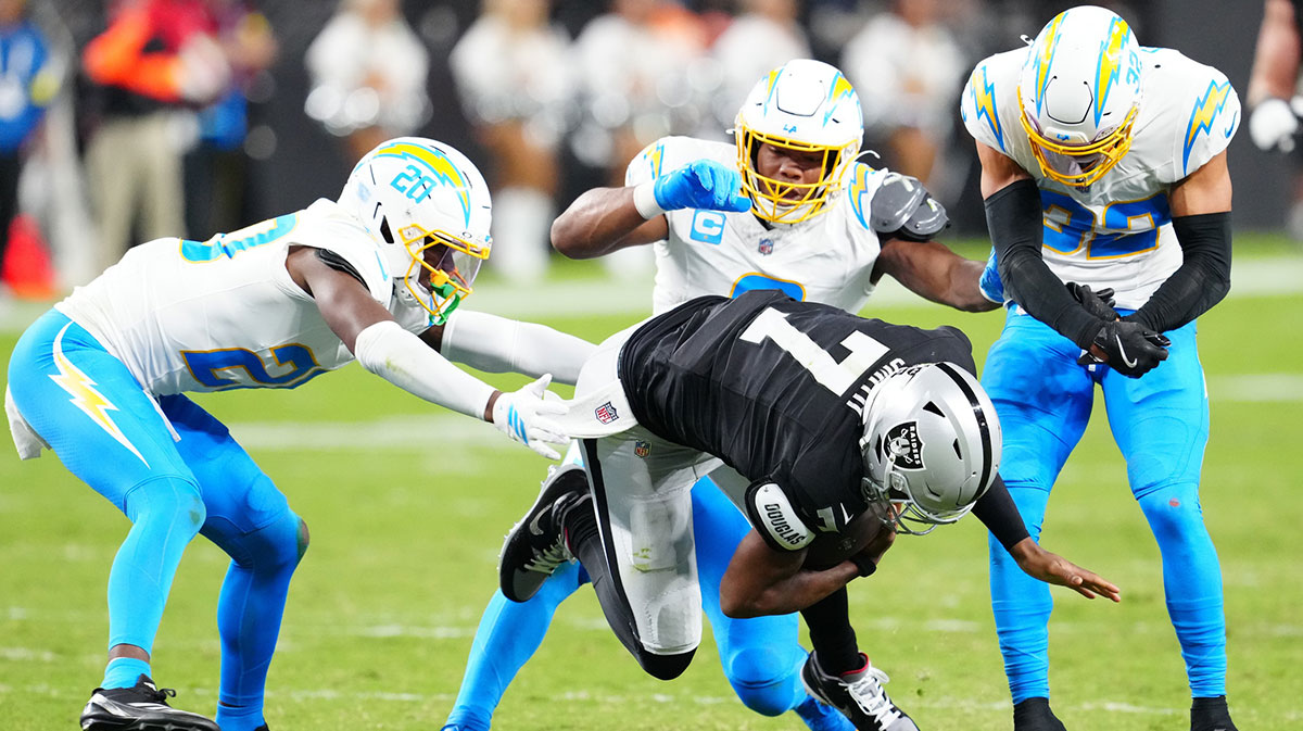 Raiders quarterback Geno Smith (7) is tackled