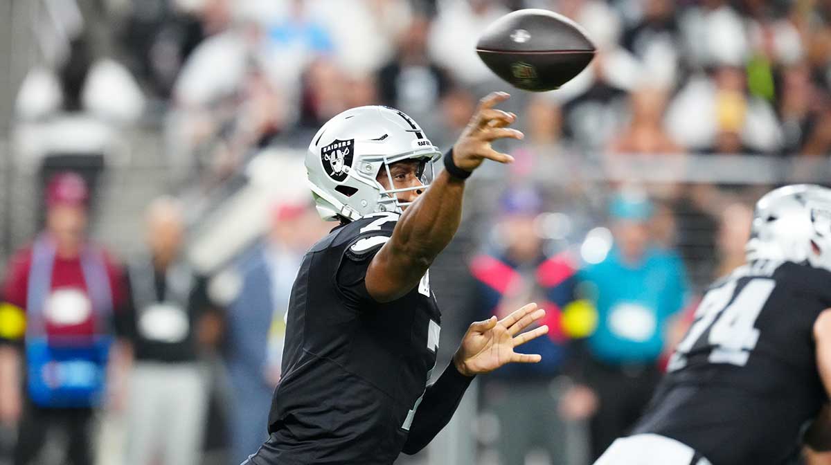 Las Vegas Raiders quarterback Geno Smith (7) throws a pass during the first quarter against the Los Angeles Chargers at Allegiant Stadium.