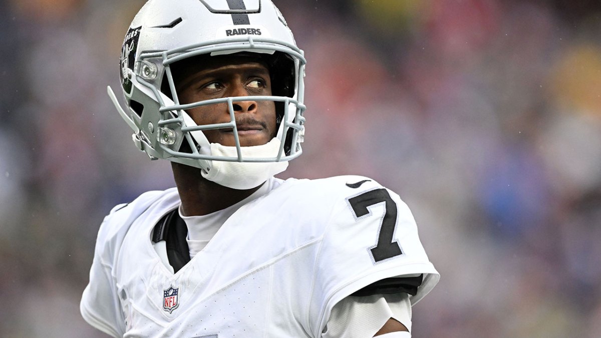 Raiders quarterback Geno Smith (7) reacts