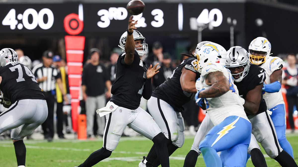 Las Vegas Raiders quarterback Geno Smith (7) makes a pass during the third quarter against the Los Angeles Chargers at Allegiant Stadium.
