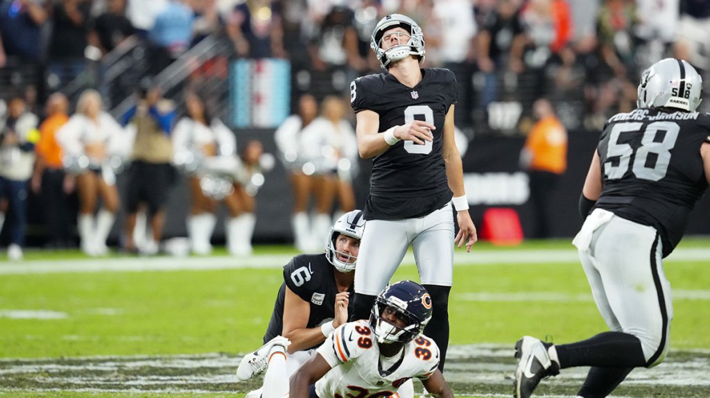 Las Vegas Raiders kicker Daniel Carlson (8) reacts after a kick is tipped during the second half against the Chicago Bears at Allegiant Stadium.