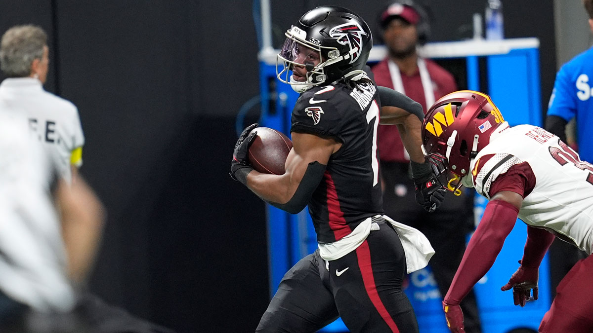 Atlanta Falcons running back Bijan Robinson (7) runs against Washington Commanders safety Jeremy Reaves (39) during the second half at Mercedes-Benz Stadium.