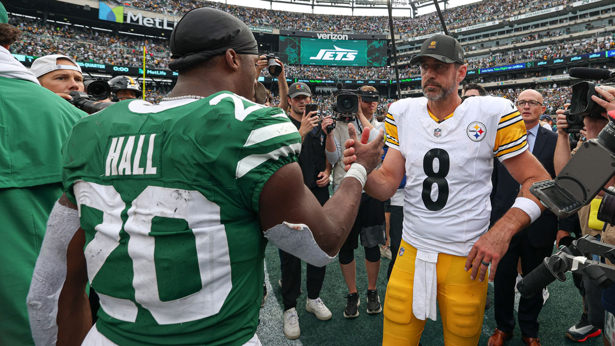  Pittsburgh Steelers quarterback Aaron Rodgers (8) shakes hands with New York Jets running back Breece Hall (20) after the game at MetLife Stadium.