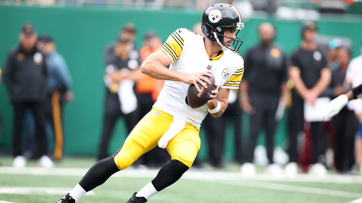 Pittsburgh Steelers quarterback Aaron Rodgers (8) prepares to throw the ball during the first quarter against the New York Jets at MetLife Stadium.