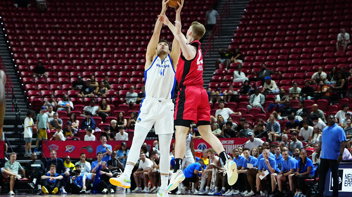 Golden State Warriors center Roman Sorkin (41) catches a pass in front of Chicago Bulls forward Marcus Domask (22) during the third quarter at Thomas & Mack Center.