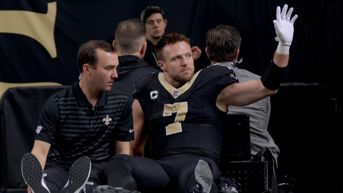 New Orleans Saints tight end Taysom Hill (7) leaves the field after an injury against the Los Angeles Rams.