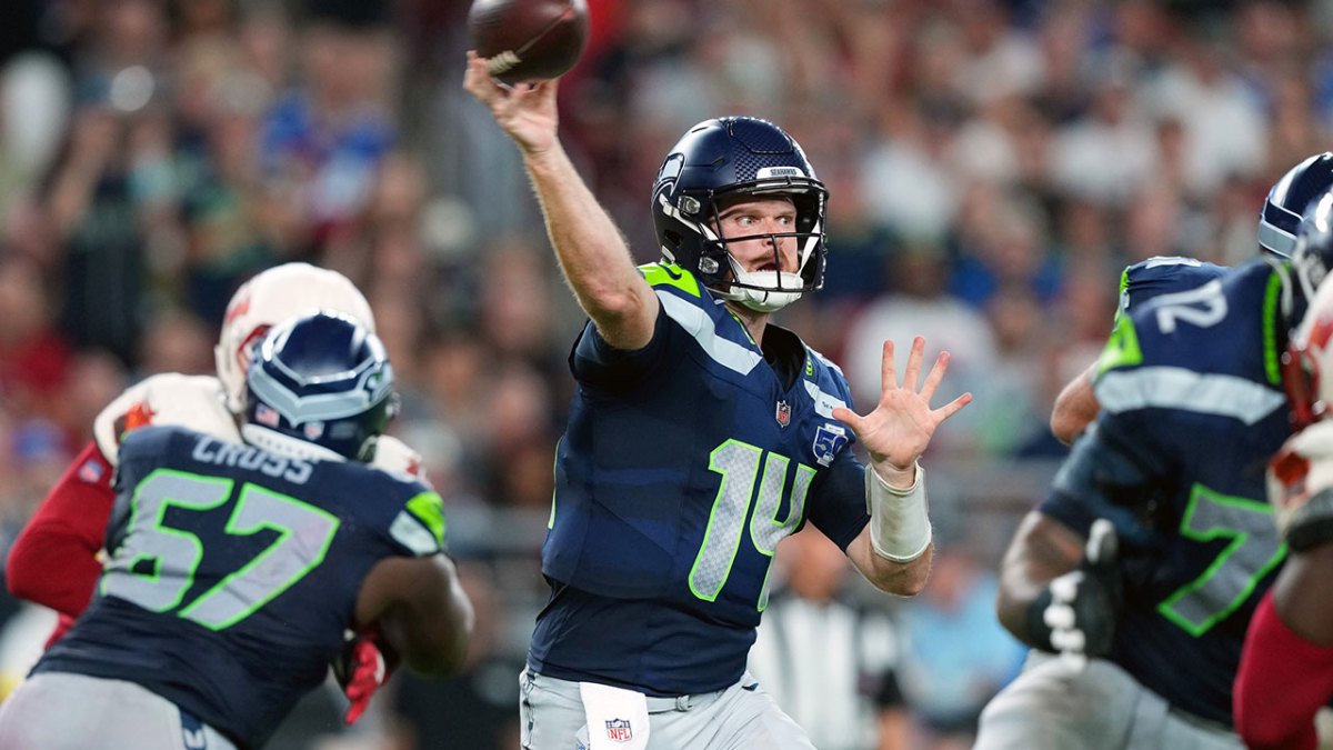 Seattle Seahawks quarterback Sam Darnold (14) throws a pass against the Arizona Cardinals in the third quarter at State Farm Stadium.
