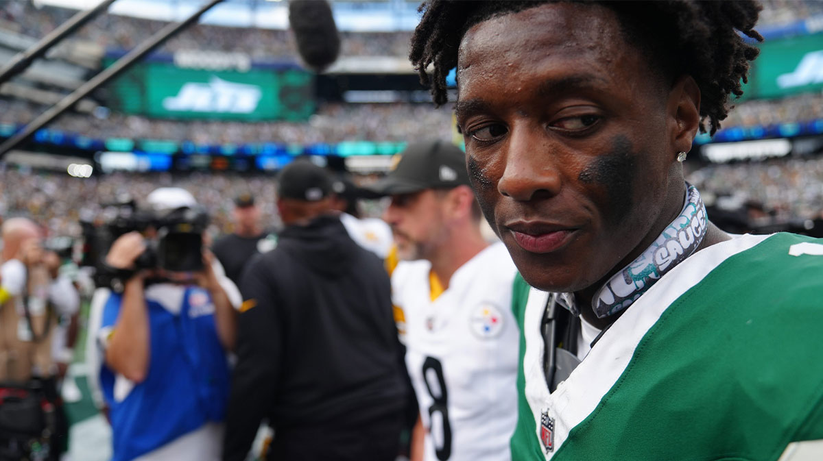 New York Jets cornerback Sauce Gardner (1) is shown after a 34-32 loss against quarterback Aaron Rodgers (8, background) and the Pittsburgh Steelers, Sunday, September 7, 2025, in East Rutherford.