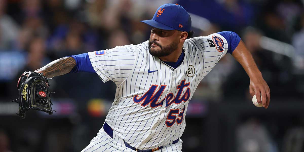 New York Mets starting pitcher Sean Manaea (59) delivers a pitch during the fifth inning against the San Diego Padres at Citi Field.