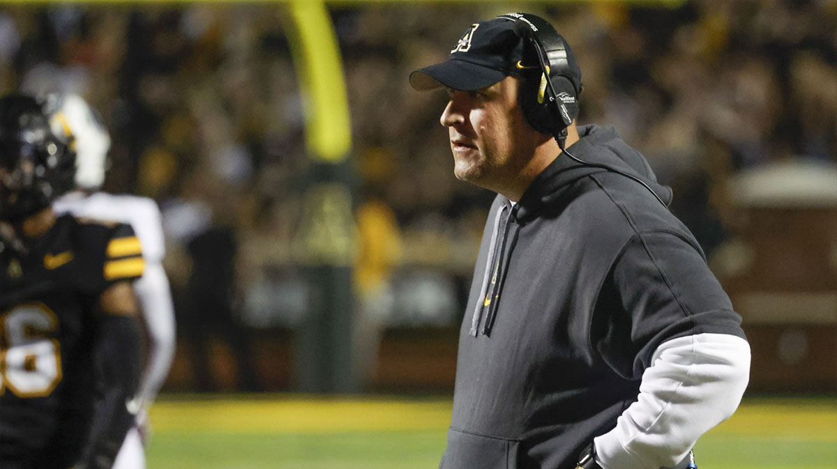 UCF football’s OL coach Shawn Clark passes away at 50 years old