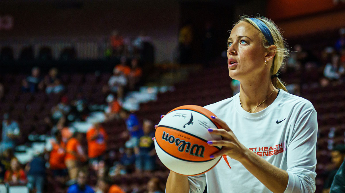 Fever’s Sophie Cunningham gets spicy with rehab by the pool