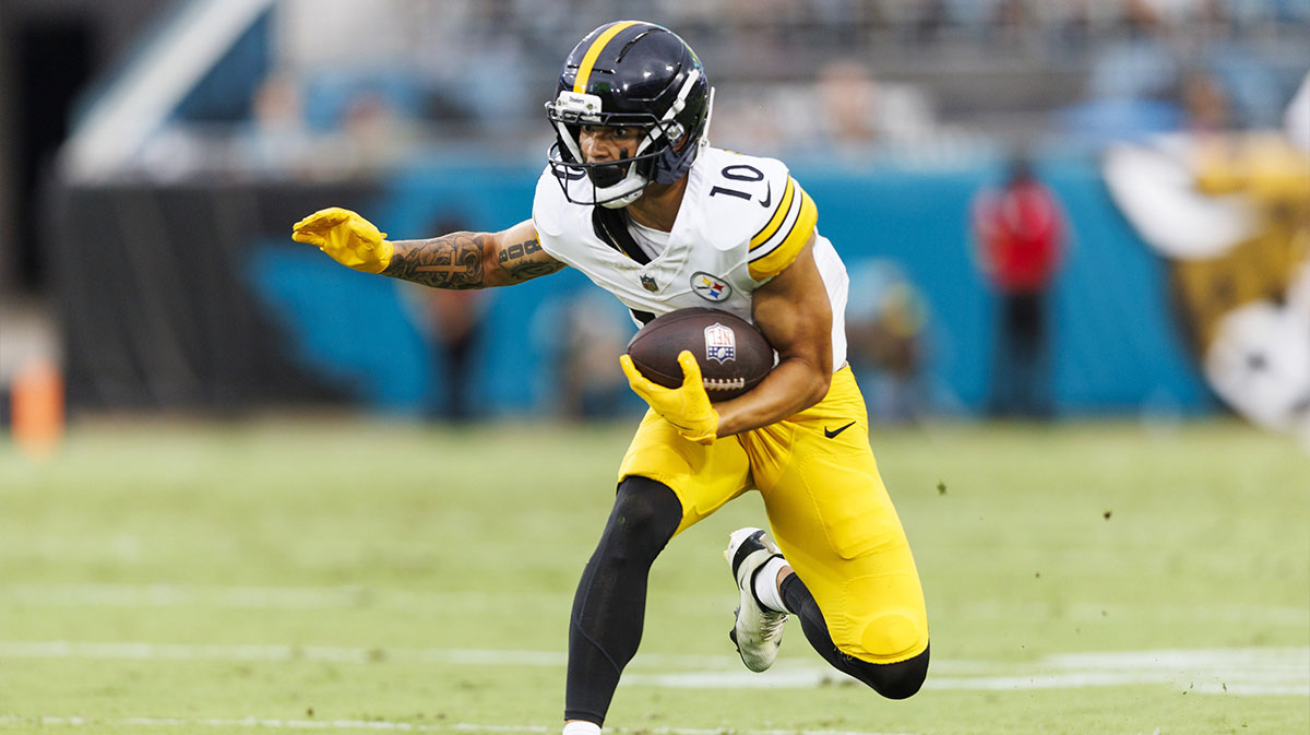 Pittsburgh Steelers wide receiver Roman Wilson (10) runs the ball against the Jacksonville Jaguars during the first quarter at EverBank Stadium.