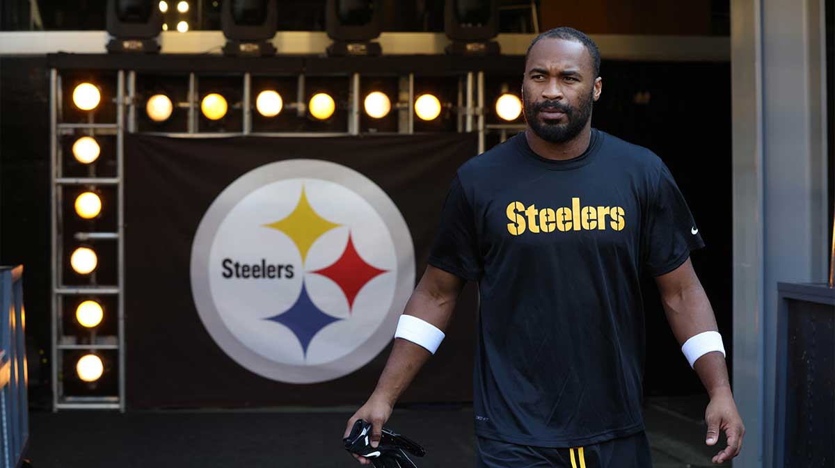 Pittsburgh Steelers wide receiver Robert Woods (16) takes the field to warm up before the game against the Tampa Bay Buccaneers at Acrisure Stadium.