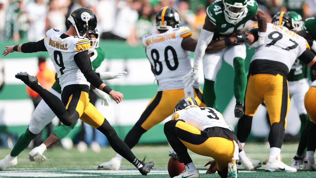 Pittsburgh Steelers place kicker Chris Boswell (9) kicks a 60 yard field goal during the fourth quarter against the New York Jets at MetLife Stadium.