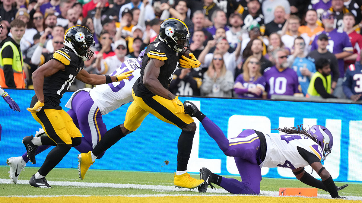Pittsburgh Steelers wide receiver Dk Metcalf (4) runs for a touchdown during the first quarter against the Minnesota Vikings during an NFL International Series game at Croke Park.