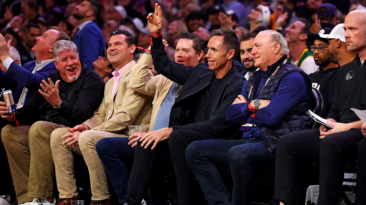 Phoenix Suns former player Steve Nash waves to the crowd during the third quarter of the game between the Phoenix Suns and the Golden State Warriors at Footprint Center.