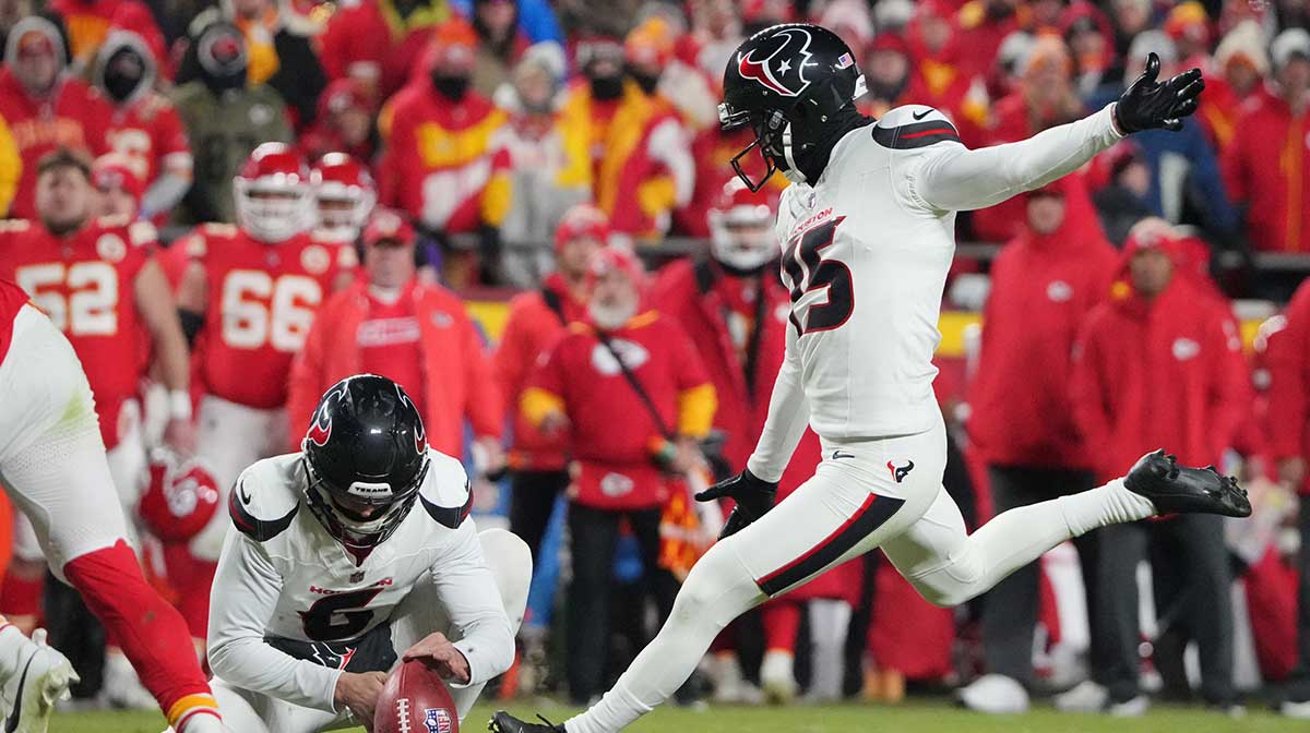 Houston Texans place kicker Ka'imi Fairbairn (15) attempts a field goal against the Kansas City Chiefs during the second half of a 2025 AFC divisional round game at GEHA Field at Arrowhead Stadium.