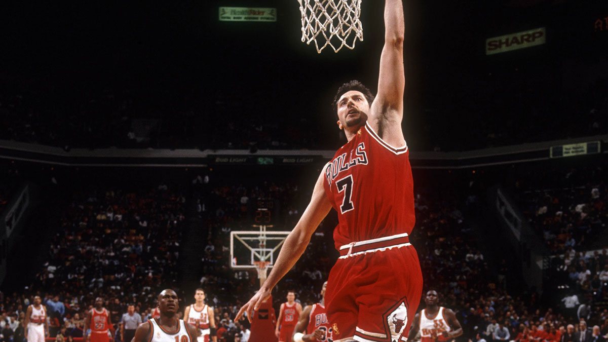 Chicago Bulls guard Toni Kukoc (7) lays the ball up past Atlanta Hawks guard Mookie Blaylock (10) at the Omni.