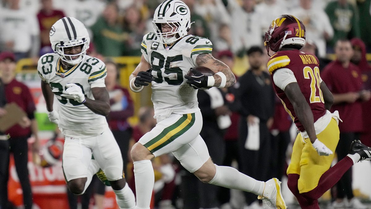 Sep 11, 2025; Green Bay, Wisconsin, USA; Green Bay Packers tight end Tucker Kraft (85) makes a reception during the first quarter against the Washington Commanders at Lambeau Field.